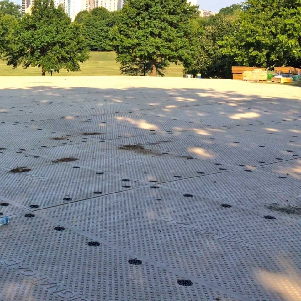 Eine Fläche aus Schwerlast-Baggermatten