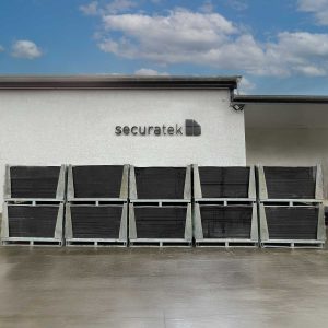 SmartStore Transportgestelle mit Platten gefüllt vor Halle