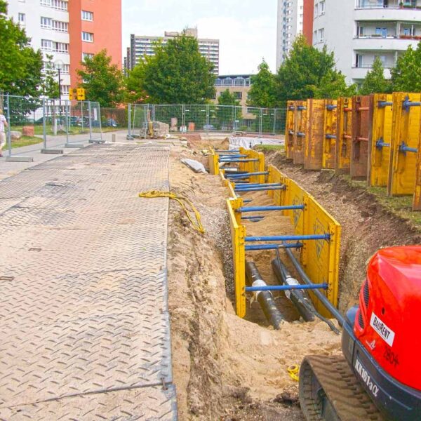 s:tek Hochleistungs-Bodenschutzplatte als Baustraße neben einem Grabenverbau einer Rohrleitung