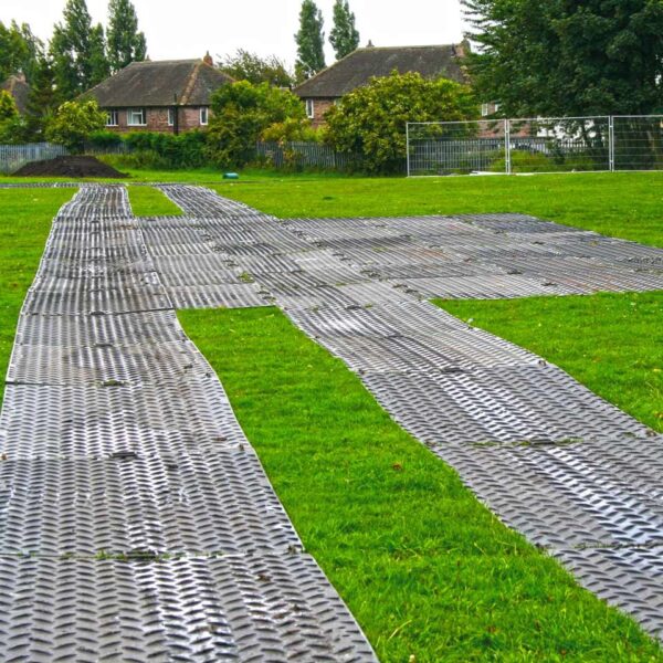 s:tek Hochleistungs-Bodenschutzplatten verlegt als Baustraße mit Ausweichbuchten für Begegnungsverkehr