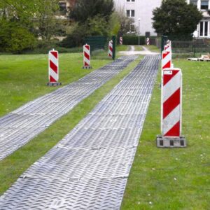s:tek Hochleistungs-Bodenschutzplatte verlegt als zweispurige Behelfsstraße zur Umleitung des Verkehrs
