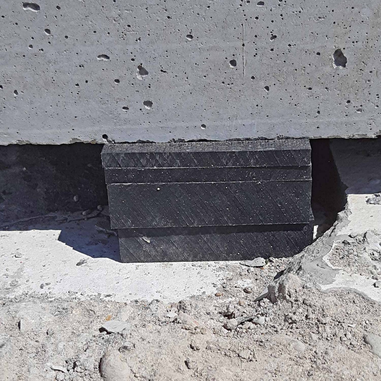 Unterbauplatte aus Kunststoff als lastverteilende Unterlage zum Höhenausgleich, Niveauausgleich oder zum abstützen für Container, Bauteile, Betonplatten etc.