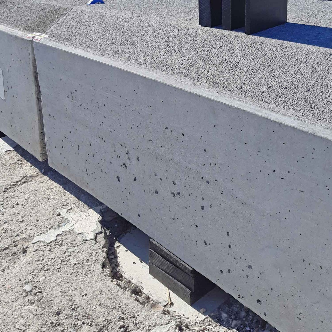 Unterbauplatte aus Kunststoff als lastverteilende Unterlage zum Höhenausgleich, Niveauausgleich oder zum abstützen für Container, Bauteile, Betonplatten etc.