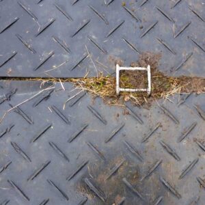 Verbinder aus Rundstahl zum werkzeuglosen verbinden, koppeln und klammern von Fahrplatten sowie Bodenschutzplatten Platform, Baustrasse, Fahrstrasse, Zuwegung oder Fahrspur.