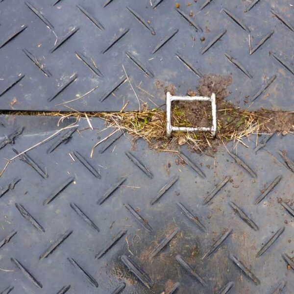 Verbinder aus Rundstahl zum werkzeuglosen verbinden, koppeln und klammern von Fahrplatten sowie Bodenschutzplatten Platform, Baustrasse, Fahrstrasse, Zuwegung oder Fahrspur.