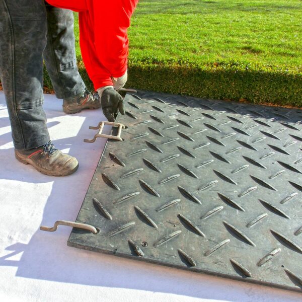 Verbinder aus Rundstahl zum werkzeuglosen verbinden, koppeln und klammern von Fahrplatten sowie Bodenschutzplatten Platform, Baustrasse, Fahrstrasse, Zuwegung oder Fahrspur.
