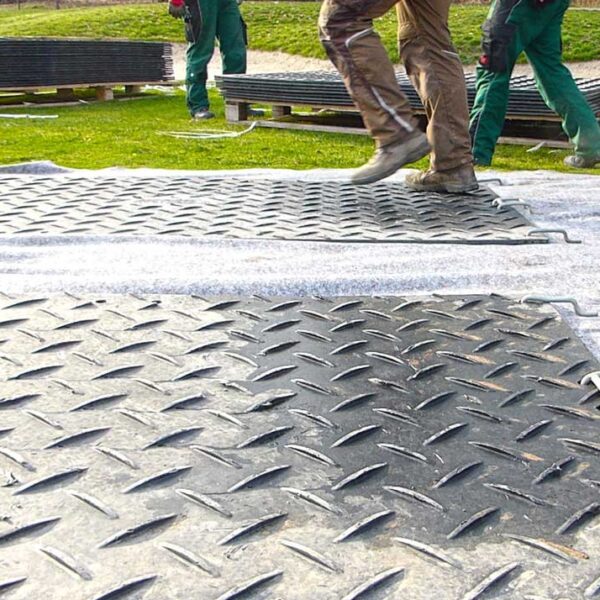 Verbinder aus Rundstahl zum werkzeuglosen verbinden, koppeln und klammern von Fahrplatten sowie Bodenschutzplatten Platform, Baustrasse, Fahrstrasse, Zuwegung oder Fahrspur.