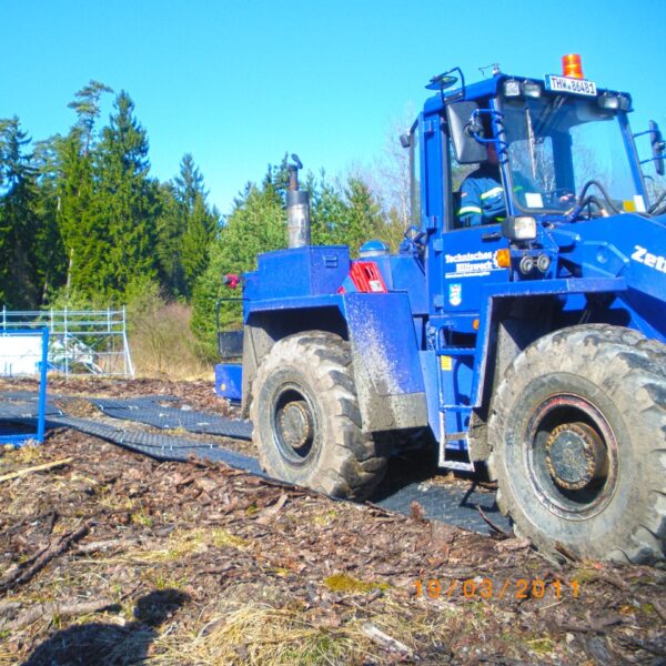 Verbinder aus Rundstahl zum werkzeuglosen verbinden, koppeln und klammern von Fahrplatten sowie Bodenschutzplatten Platform, Baustrasse, Fahrstrasse, Zuwegung oder Fahrspur.