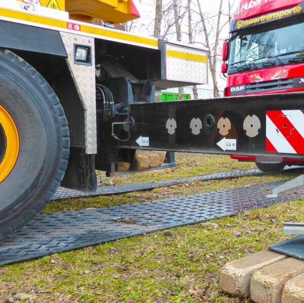 Verbinder aus Rundstahl zum werkzeuglosen verbinden, koppeln und klammern von Fahrplatten sowie Bodenschutzplatten Platform, Baustrasse, Fahrstrasse, Zuwegung oder Fahrspur.