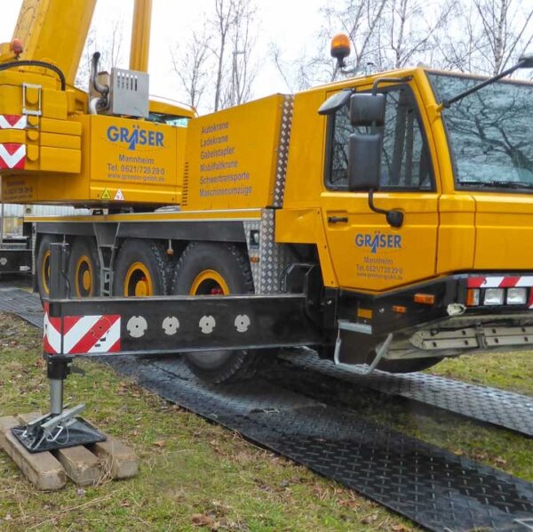 Verbinder aus Rundstahl zum werkzeuglosen verbinden, koppeln und klammern von Fahrplatten sowie Bodenschutzplatten Platform, Baustrasse, Fahrstrasse, Zuwegung oder Fahrspur.