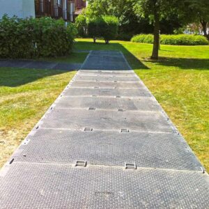 Verbinder aus Rundstahl zum werkzeuglosen verbinden, koppeln und klammern von Fahrplatten sowie Bodenschutzplatten Platform, Baustrasse, Fahrstrasse, Zuwegung oder Fahrspur.