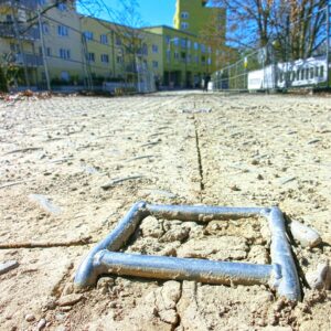 Verbinder aus Rundstahl zum werkzeuglosen Verbinden, koppeln und klammern von Fahrplatten sowie Bodenschutzplatten Plattform, Baustrasse, Fahrstrasse, Zuwegung oder Fahrspur.