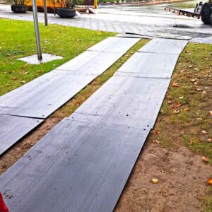 Verlegte v:tek Fahrplatten als temporäre Fahrspur zum Schutz von Rasenflächen