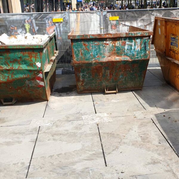 Bauschuttcontainer stehen auf v:tek Fahrplatten zum Schutz des Untergrunds auf der Baustelle