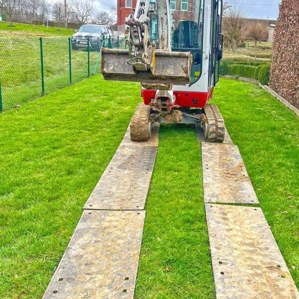 Schmale Kunststoff Fahrplatte mit Profil. Perfekt geeignet für Arbeitsbühnen und Raupenbühnen.