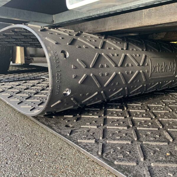 x:tek Fahrplatten aus Kunststoff mit beidseitiger Profilierung, 2000 × 1220 mm, belastbar bis zu 85t. Auch als Fahrplatten-Set erhältlich.