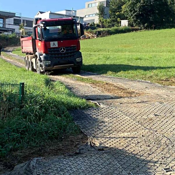 x:tek Fahrplatten aus Kunststoff mit beidseitiger Profilierung als Baustraße zum Bodenschutz und Flächenschutz und Pflasterschutz auf Baustellen.