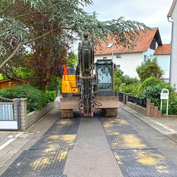 x:tek Fahrplatten aus Kunststoff mit beidseitiger Profilierung als Baustraße zum Bodenschutz und Flächenschutz und Pflasterschutz auf Baustellen.
