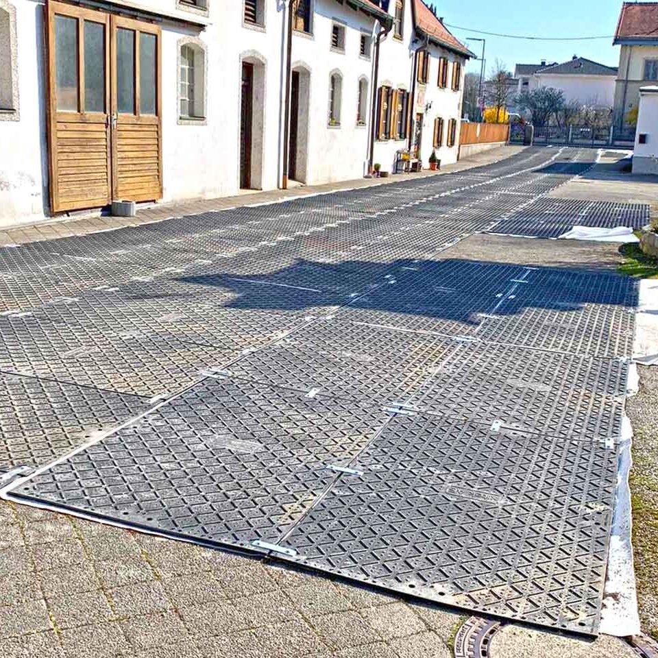 x:tek Fahrplatten aus Kunststoff mit beidseitiger Profilierung als Baustraße zum Bodenschutz und Flächenschutz und Pflasterschutz auf Baustellen.