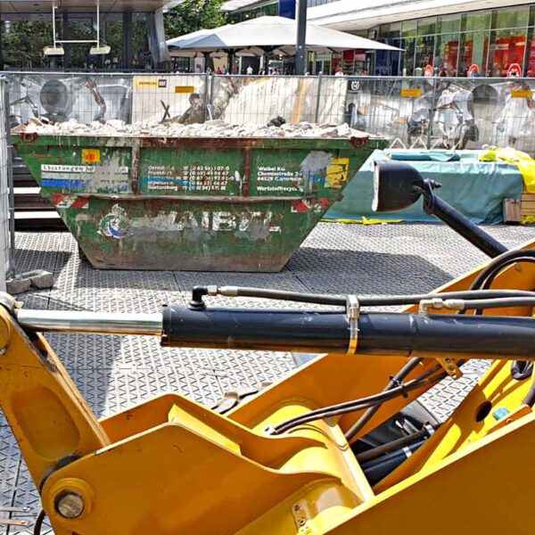 x:tek Fahrplatten aus Kunststoff mit beidseitiger Profilierung als Baustraße zum Bodenschutz und Flächenschutz und Pflasterschutz auf Baustellen.