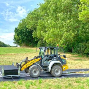 x:tek Fahrplatten aus Kunststoff mit beidseitiger Profilierung als Baustraße zum Bodenschutz und Flächenschutz und Pflasterschutz auf Baustellen.