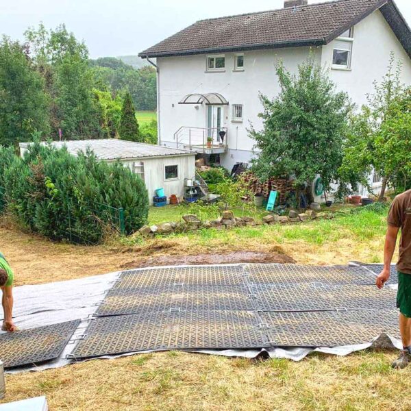 x:tek Fahrplatten aus Kunststoff mit beidseitiger Profilierung als Baustraße zum Bodenschutz und Flächenschutz und Pflasterschutz auf Baustellen.
