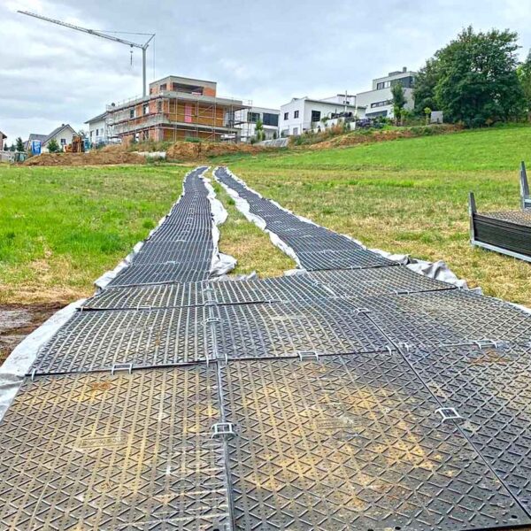 x:tek Fahrplatten aus Kunststoff mit beidseitiger Profilierung als Baustraße zum Bodenschutz und Flächenschutz und Pflasterschutz auf Baustellen.