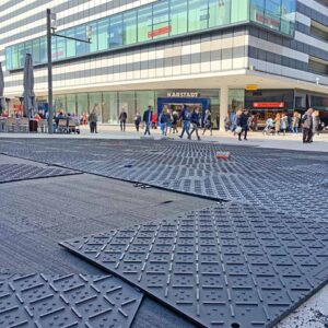 x:tek Fahrplatten aus Kunststoff mit beidseitiger Profilierung als Baustraße zum Bodenschutz und Flächenschutz und Pflasterschutz auf Baustellen.