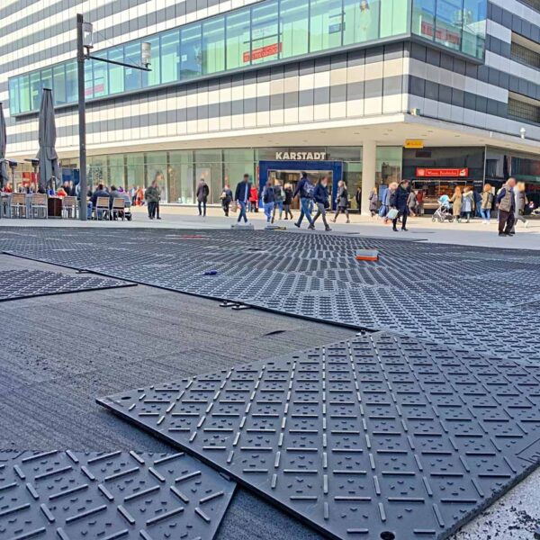 x:tek Fahrplatten aus Kunststoff mit beidseitiger Profilierung als Baustraße zum Bodenschutz und Flächenschutz und Pflasterschutz auf Baustellen.