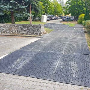 x:tek Fahrplatten aus Kunststoff mit beidseitiger Profilierung als Baustraße zum Bodenschutz und Flächenschutz und Pflasterschutz auf Baustellen.