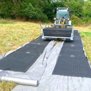 x:tek Fahrplatten aus Kunststoff mit beidseitiger Profilierung als Baustraße zum Bodenschutz und Flächenschutz und Pflasterschutz auf Baustellen.