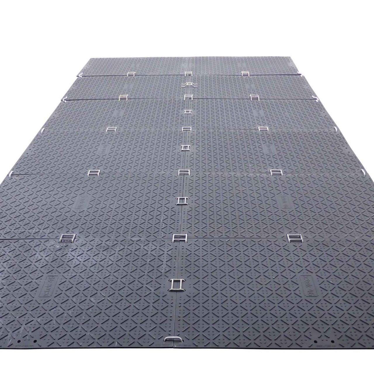 Mehrere verbundene Bodenschutzplatten bilden eine stabile Fahrstraße für Bau- und Eventflächen.