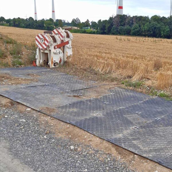 x:tek Fahrplatten aus Kunststoff mit beidseitiger Profilierung als Baustraße zum Bodenschutz und Flächenschutz und Pflasterschutz auf Baustellen.