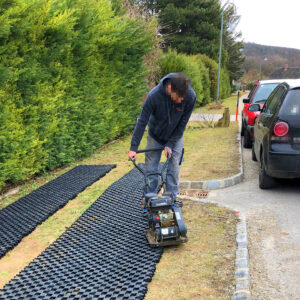 Einrütteln des Ankergitter AG60 zur Herstellung eines befestigen PKW Stellplatz auf Rasen