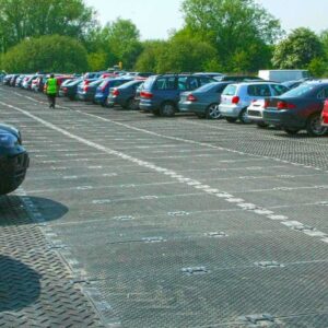 s:tek Hochleistungs-Bodenschutzplatten verlegt als temporärer Parkplatz für Autos und Fahrzeuge