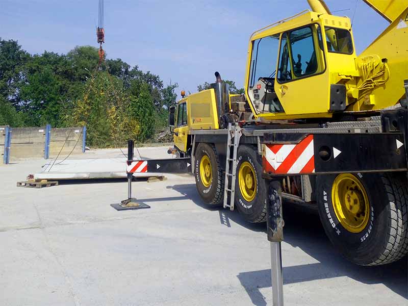 Kranplatten aus Kunststoff zum Abstützen eines Mobilkran auf einem Parkplatz
