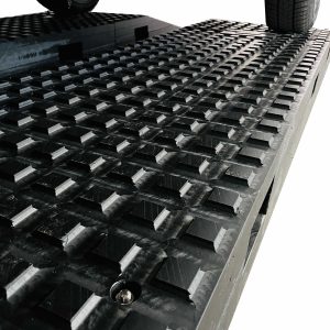 Lange Auffahrrampe massiv Profilierung
