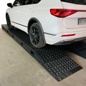 Lange Auffahrrampe massiv Seitenansicht mit Fahrzeug
