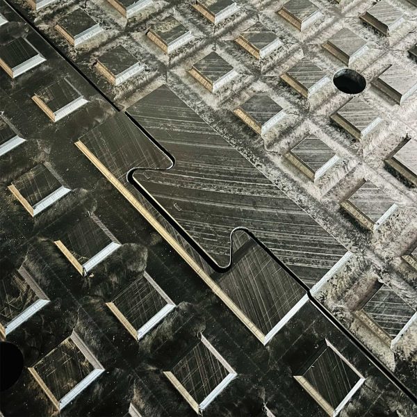Lange Auffahrrampe massiv Puzzleverbindung mit Zapfen und Aussparung