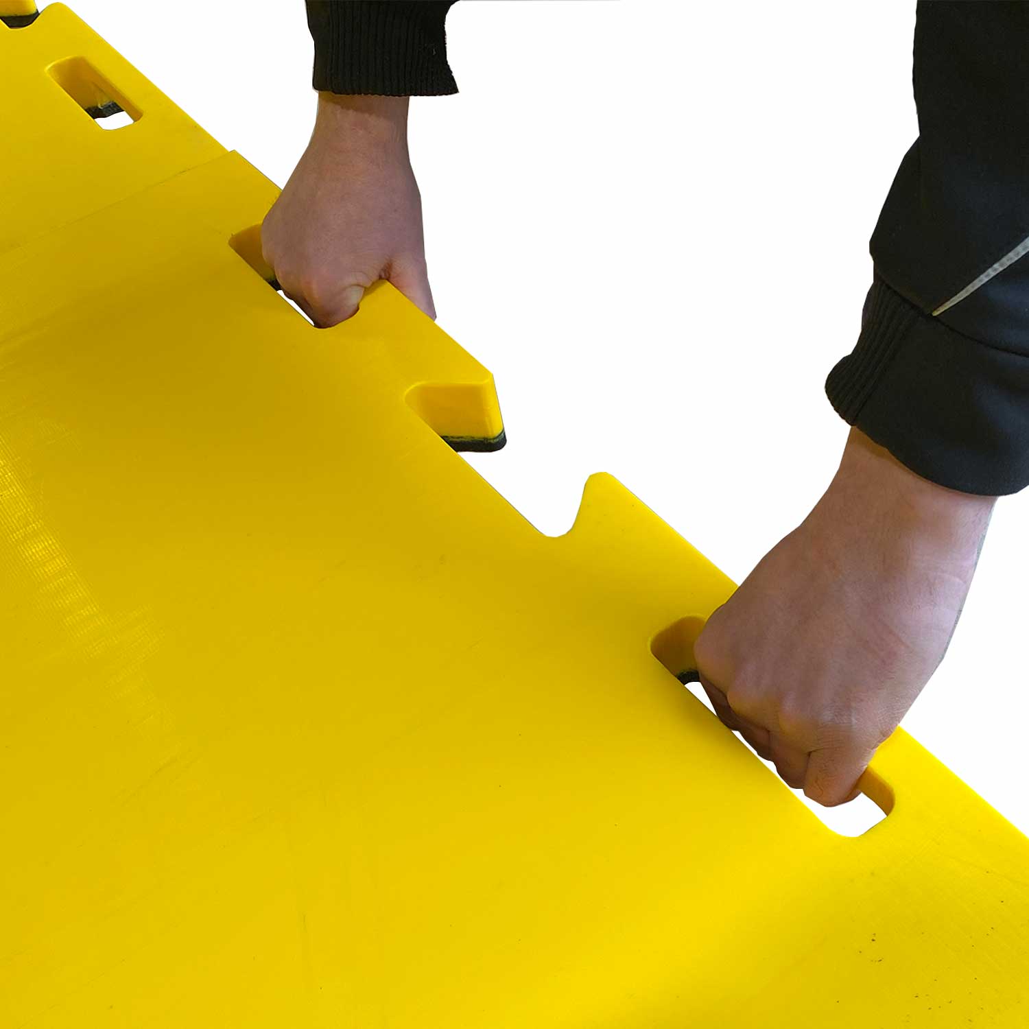 Zwei Hände heben die Signalplatte an