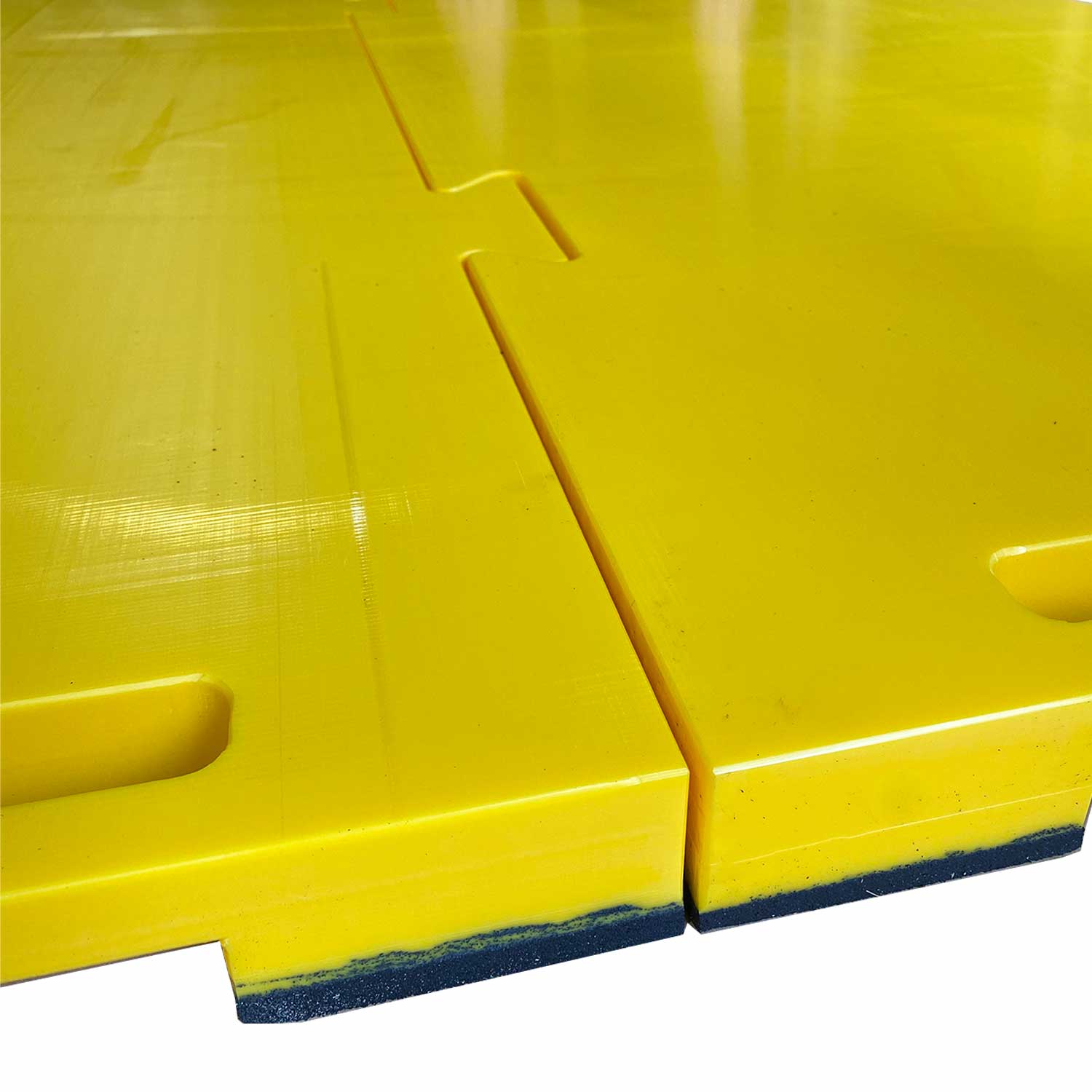 Zwei Bodenmarkierungs-Platten miteinander verzahnt