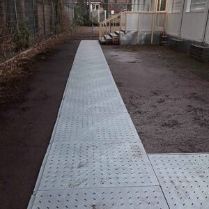 Bodenmatte FastFloor als temporärer, barrierefreier Gehweg verlegt