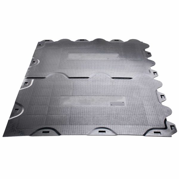 Zwei miteinander verbundene Scobaplate Bodenschutzplatten.