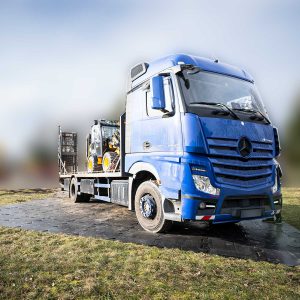 Ein LKW steht auf einer Fläche aus Kunststoffplatten zum Bodenschutz