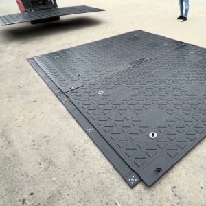 Die MegaTrack Schwerlastplatte wird verlegt und verschraubt