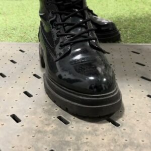 Schwarzer Schuh auf Fastfloor FF23 Bodenmatte mit geschlitzter Oberfläche