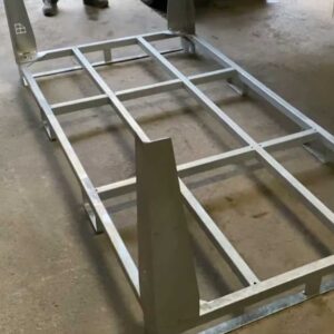 SmartStore Stahlpalette mit Eckwinkeln auf Betonboden