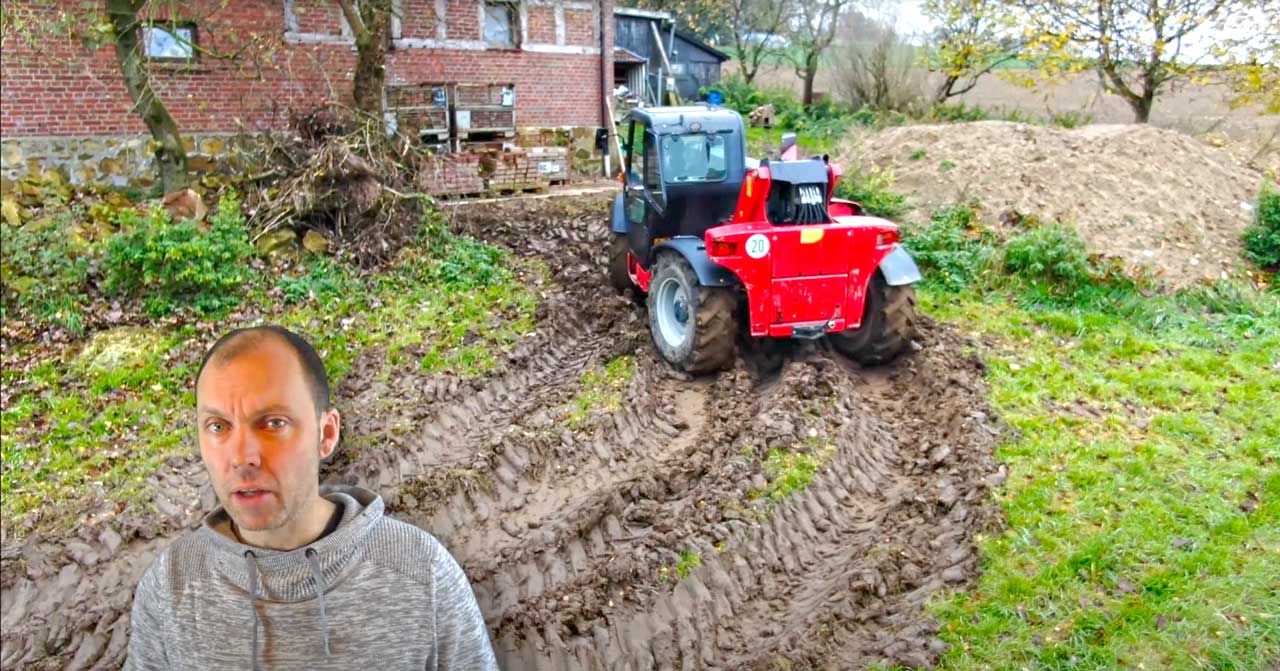 Baumaschine arbeitet auf weichem Untergrund neben einer landwirtschaftlichen Fläche