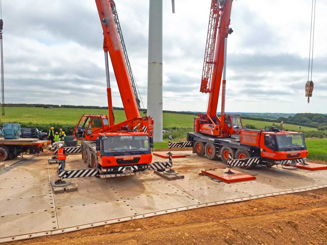 Mobilkran auf Fläche aus SignaRoad Schwerlastplatten