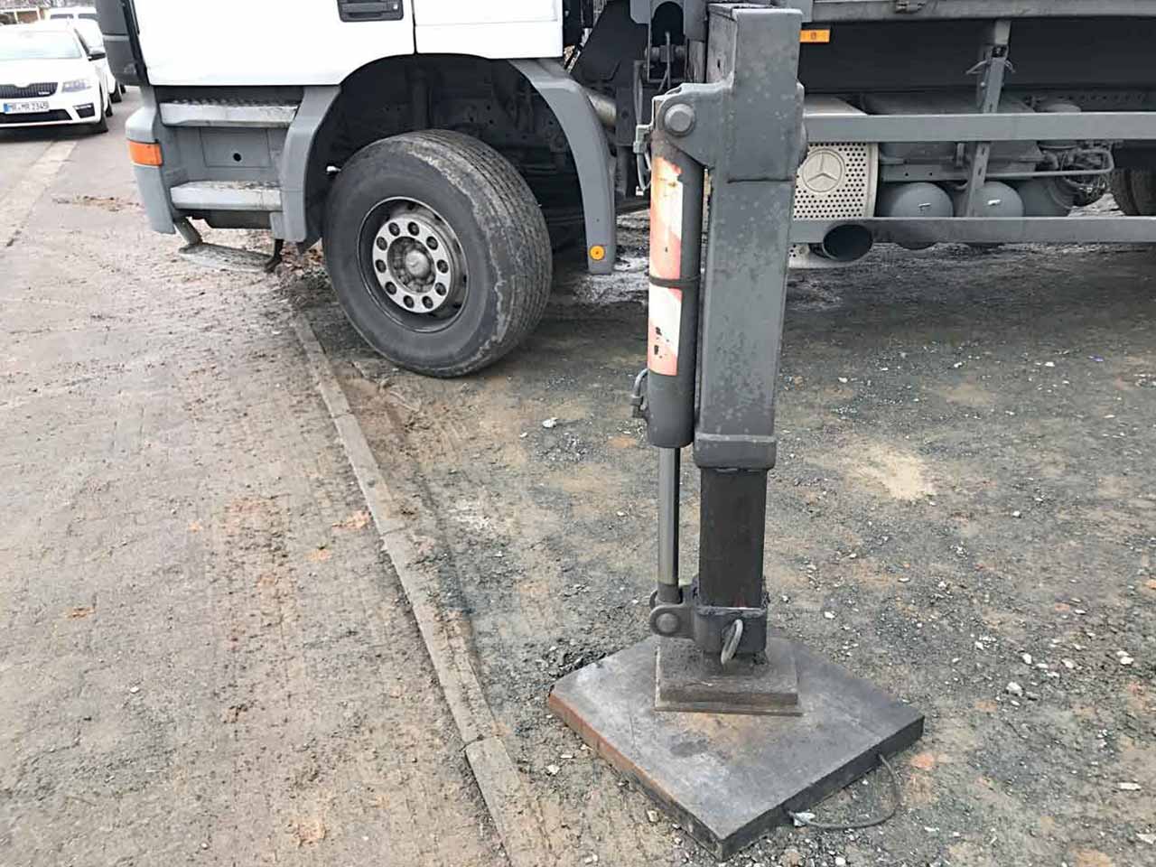 Sicherer Stand für LKW dank Abstützplatte